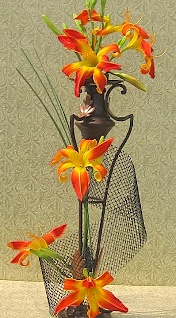 using daylilies in floral art